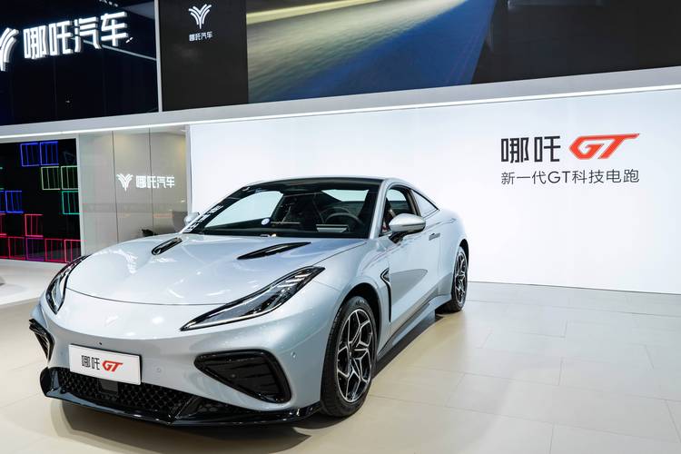 广州46哪吒汽车在智能汽车领域的表现，领途汽车在新能源汽车市场中的影响力